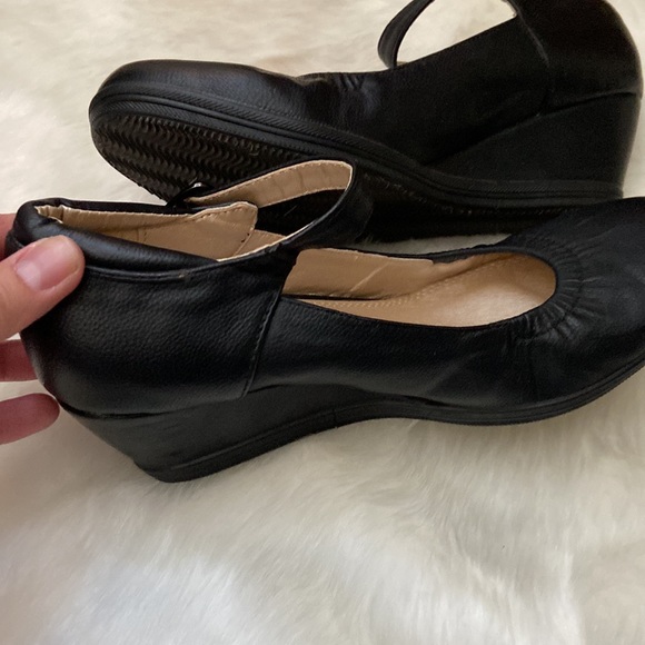 COPY - Cute little wedge heel shoes in size 9M - Picture 5 of 7